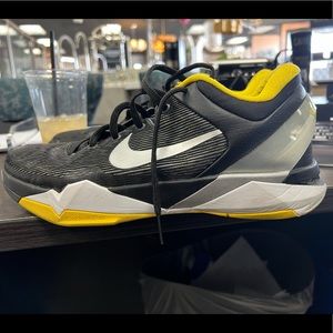 Size 10.5 Kobe 7 Supreme Del Sol. Worn. In great condition.